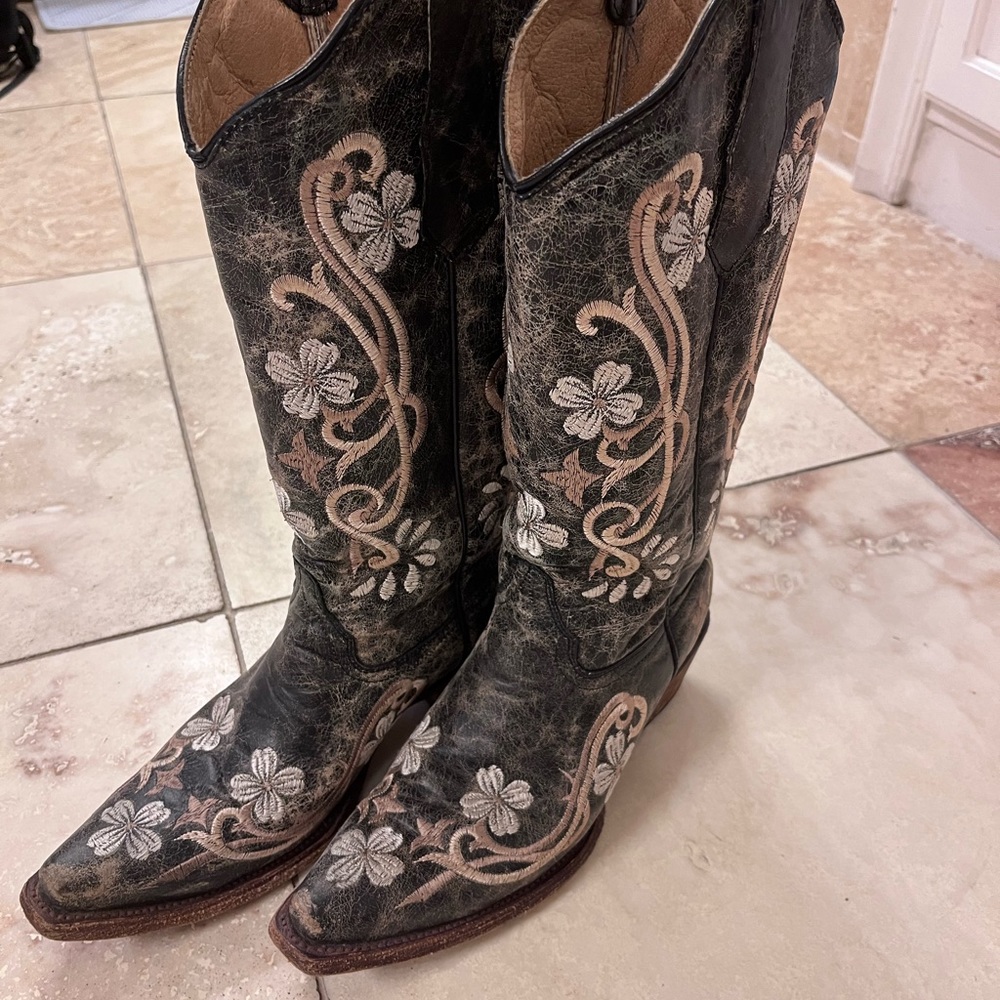 Handcrafted leather boots. Floral embroidered.
